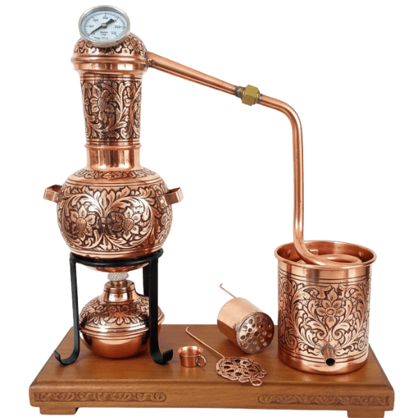 Traditionelle Kupferdestille mit Kessel, Steigrohr, Thermometer und Auffanggefäß.