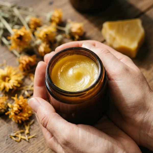Einladung zur eigenen Salbenherstellung – Natursalbe in den Händen