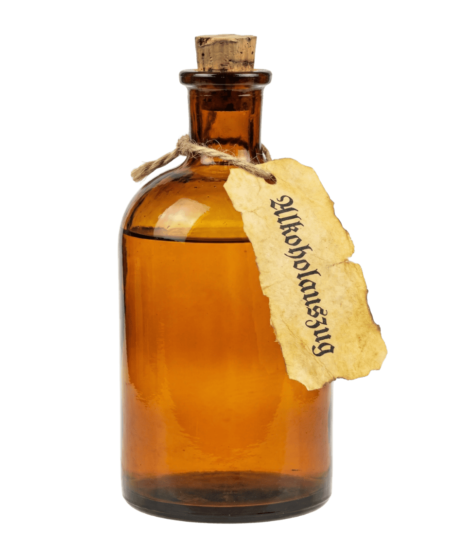 Freigestellte braune Apothekerflasche mit einem vergilbten, angebundenen Etikett, auf dem in alter Frakturschrift „Alkoholauszug“ steht. Die Flasche ist mit einem Korken verschlossen.