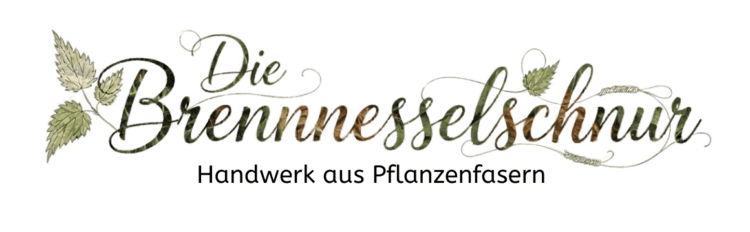 Illustrierter Schriftzug „Die Brennnesselschnur – Handwerk aus Pflanzenfasern“ mit dekorativen Brennnesselblättern und Garn-Elementen.
