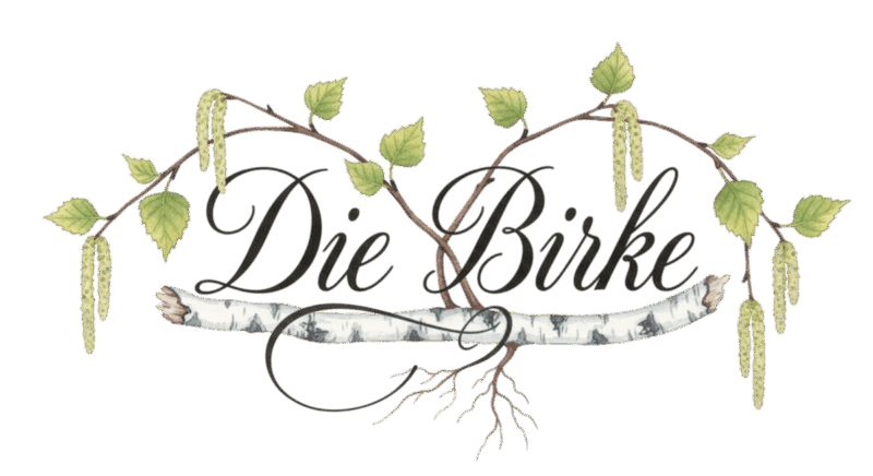 Ein eleganter, geschwungener Schriftzug mit den Worten "Die Birke". Die Buchstaben sind kunstvoll verziert mit zarten grünen Birkenblättern, hängenden Kätzchen und einem Stück typisch weißer Birkenrinde, aus der kleine Wurzeln entspringen. Alles in einem sanften, natürlichen Aquarell-Stil gezeichnet.